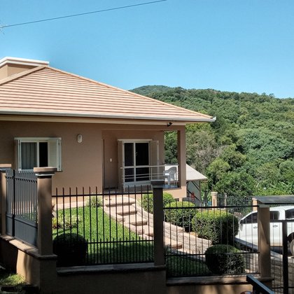 Casa com quiosque, piscina e linda vista a venda em Morro Reuter na Serra Gaúcha
