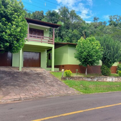 Duas casas em amplo terreno à venda em Picada Café, na Serra Gaúcha.